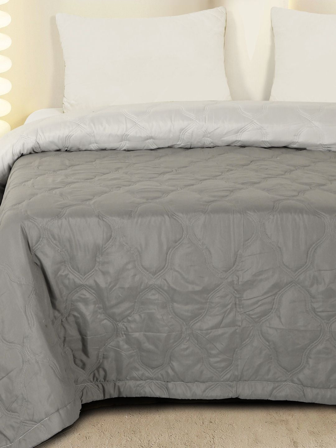 Grey geometric AC room dohar